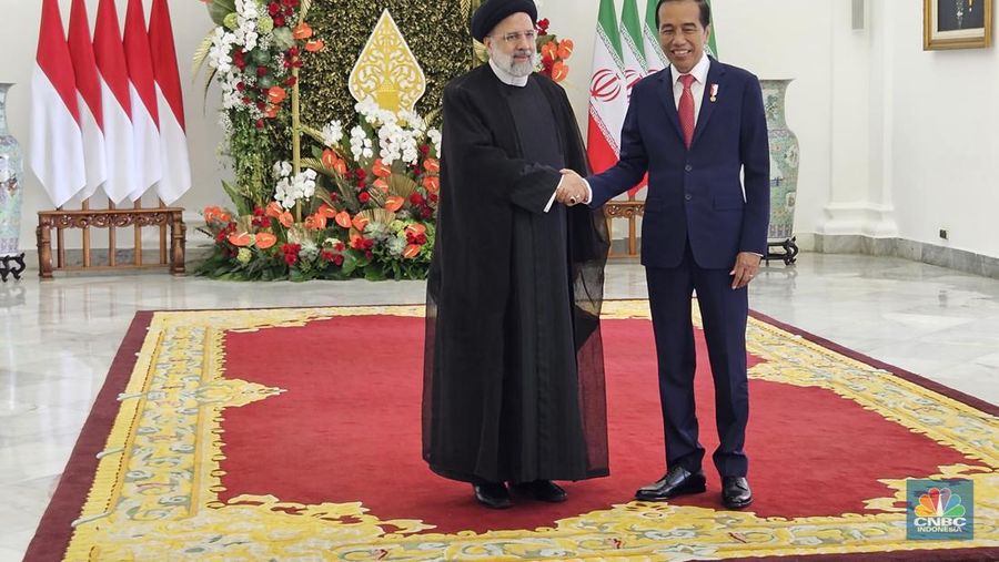 Presiden Joko Widodo menerima kunjungan Presiden Republik Islam Ebrahim Raisi, Selasa, (23/5/2023) di Istana Kepresidenan, Bogor, Jawa Barat. (CNBC Indonesia/Emir Yanwardhana)