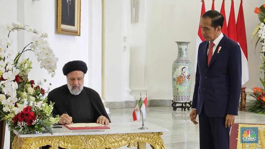Presiden Joko Widodo menerima kunjungan Presiden Republik Islam Ebrahim Raisi, Selasa, (23/5/2023) di Istana Kepresidenan, Bogor, Jawa Barat. (CNBC Indonesia/Emir Yanwardhana)