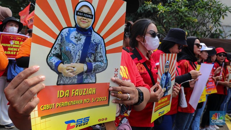 Ratusan buruh dari berbagai organisasi menggelar aksi unjuk rasa di depan gedung Kementerian Ketenagakerjaan (Kemnaker) RI, Jakarta, Selasa (23/5/2023). (CNBC Indonesia/Faisal Rahman)