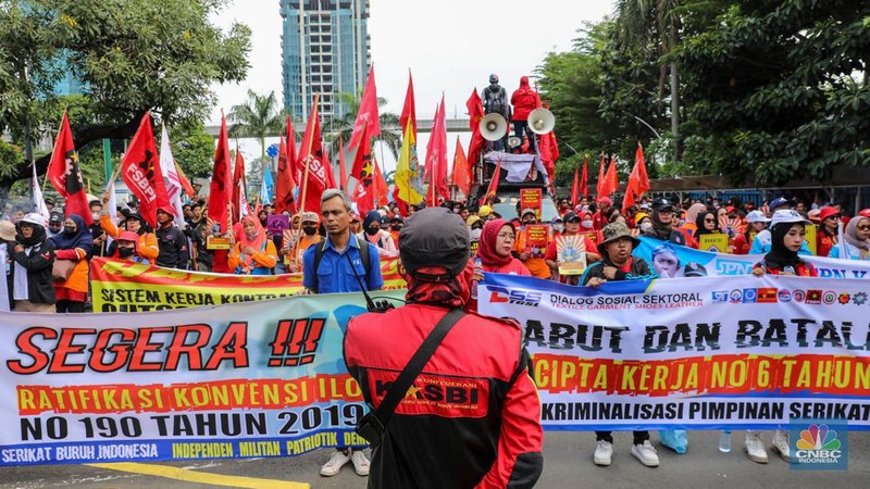 Ratusan buruh dari berbagai organisasi menggelar aksi unjuk rasa di depan gedung Kementerian Ketenagakerjaan (Kemnaker) RI, Jakarta, Selasa (23/5/2023). (CNBC Indonesia/Faisal Rahman)