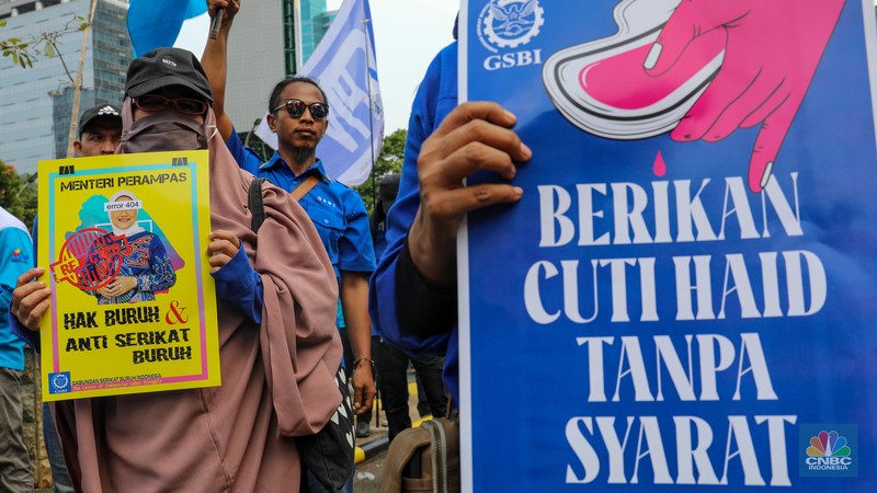 Ratusan buruh dari berbagai organisasi menggelar aksi unjuk rasa di depan gedung Kementerian Ketenagakerjaan (Kemnaker) RI, Jakarta, Selasa (23/5/2023). Ratusan buruh dari berbagai organisasi menggelar aksi unjuk rasa di depan gedung Kementerian Ketenagakerjaan (Kemnaker) RI, Jakarta, Selasa (23/5/2023). (CNBC Indonesia/Faisal Rahman)