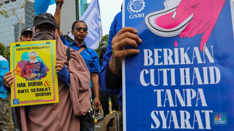 Ratusan buruh dari berbagai organisasi menggelar aksi unjuk rasa di depan gedung Kementerian Ketenagakerjaan (Kemnaker) RI, Jakarta, Selasa (23/5/2023). (CNBC Indonesia/Faisal Rahman)