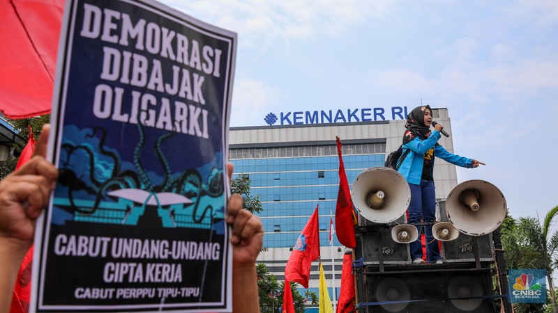 Ratusan buruh dari berbagai organisasi menggelar aksi unjuk rasa di depan gedung Kementerian Ketenagakerjaan (Kemnaker) RI, Jakarta, Selasa (23/5/2023). Ratusan buruh dari berbagai organisasi menggelar aksi unjuk rasa di depan gedung Kementerian Ketenagakerjaan (Kemnaker) RI, Jakarta, Selasa (23/5/2023). (CNBC Indonesia/Faisal Rahman)