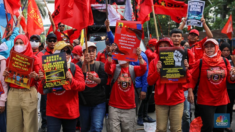 Ratusan buruh dari berbagai organisasi menggelar aksi unjuk rasa di depan gedung Kementerian Ketenagakerjaan (Kemnaker) RI, Jakarta, Selasa (23/5/2023). Ratusan buruh dari berbagai organisasi menggelar aksi unjuk rasa di depan gedung Kementerian Ketenagakerjaan (Kemnaker) RI, Jakarta, Selasa (23/5/2023). (CNBC Indonesia/Faisal Rahman)