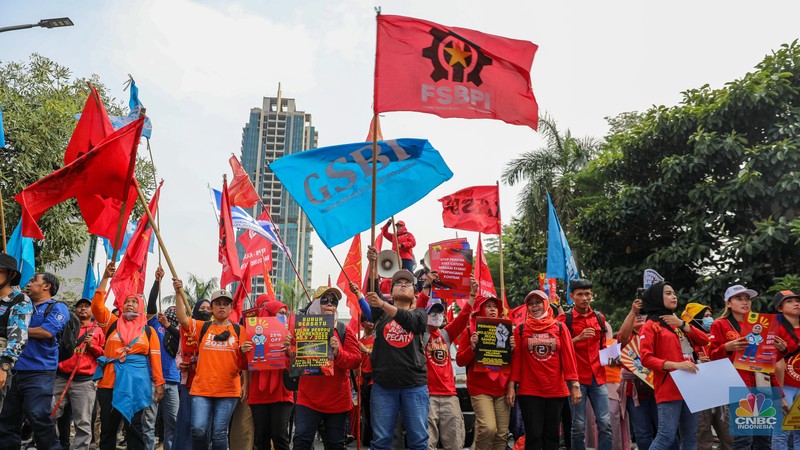 Ratusan buruh dari berbagai organisasi menggelar aksi unjuk rasa di depan gedung Kementerian Ketenagakerjaan (Kemnaker) RI, Jakarta, Selasa (23/5/2023). (CNBC Indonesia/Faisal Rahman)