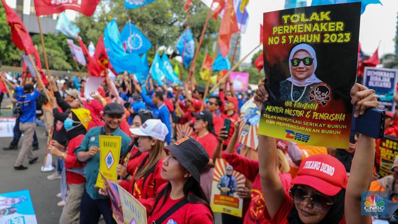Ratusan buruh dari berbagai organisasi menggelar aksi unjuk rasa di depan gedung Kementerian Ketenagakerjaan (Kemnaker) RI, Jakarta, Selasa (23/5/2023). (CNBC Indonesia/Faisal Rahman)
