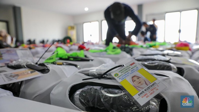Ratusan calon jemaah Haji tiba di Embarkasi Asrama Haji Pondok Gede, Jakarta, Selasa (23/5/2023). Sebanyak 385 jemaah dan 8 petugas gelombang pertama ini akan diberangkatkan ke Arab Saudi pada Rabu (24/5). (CNBC Indonesia/Faisal Rahman)