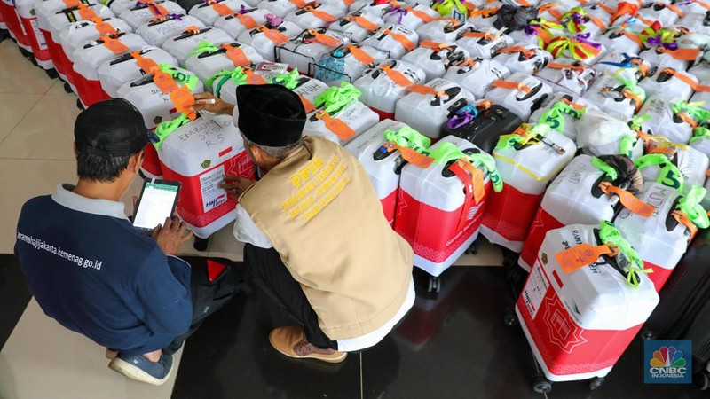 Ratusan calon jemaah Haji tiba di Embarkasi Asrama Haji Pondok Gede, Jakarta, Selasa (23/5/2023). Sebanyak 385 jemaah dan 8 petugas gelombang pertama ini akan diberangkatkan ke Arab Saudi pada Rabu (24/5). (CNBC Indonesia/Faisal Rahman)