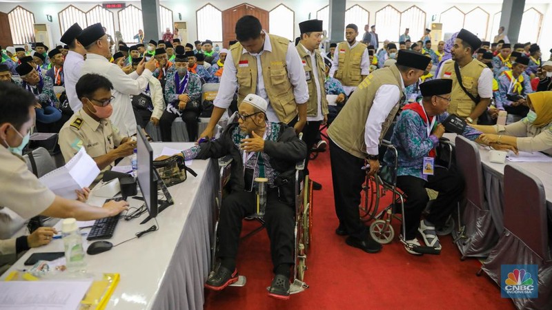 Ratusan calon jemaah Haji tiba di Embarkasi Asrama Haji Pondok Gede, Jakarta, Selasa (23/5/2023). Sebanyak 385 jemaah dan 8 petugas gelombang pertama ini akan diberangkatkan ke Arab Saudi pada Rabu (24/5). (CNBC Indonesia/Faisal Rahman)