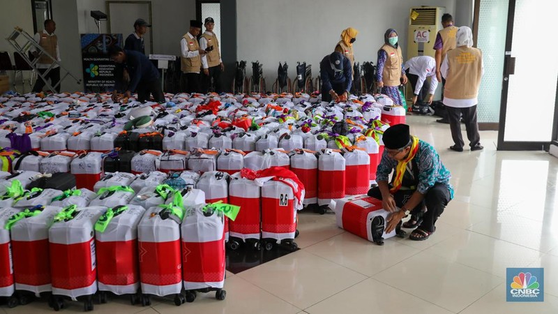 Ratusan calon jemaah Haji tiba di Embarkasi Asrama Haji Pondok Gede, Jakarta, Selasa (23/5/2023). Sebanyak 385 jemaah dan 8 petugas gelombang pertama ini akan diberangkatkan ke Arab Saudi pada Rabu (24/5). (CNBC Indonesia/Faisal Rahman)