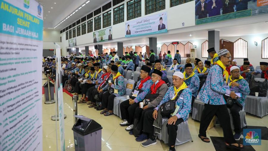Ratusan calon jemaah Haji tiba di Embarkasi Asrama Haji Pondok Gede, Jakarta, Selasa (23/5/2023). Sebanyak 385 jemaah dan 8 petugas gelombang pertama ini akan diberangkatkan ke Arab Saudi pada Rabu (24/5). (CNBC Indonesia/Faisal Rahman)