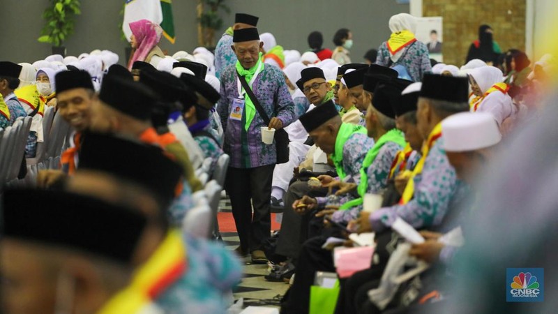 Ratusan calon jemaah Haji tiba di Embarkasi Asrama Haji Pondok Gede, Jakarta, Selasa (23/5/2023). Sebanyak 385 jemaah dan 8 petugas gelombang pertama ini akan diberangkatkan ke Arab Saudi pada Rabu (24/5). (CNBC Indonesia/Faisal Rahman)