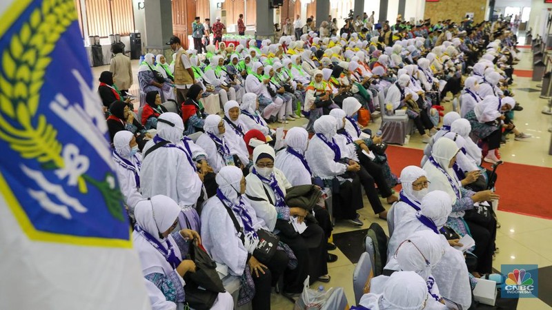 Ratusan calon jemaah Haji tiba di Embarkasi Asrama Haji Pondok Gede, Jakarta, Selasa (23/5/2023). Sebanyak 385 jemaah dan 8 petugas gelombang pertama ini akan diberangkatkan ke Arab Saudi pada Rabu (24/5). (CNBC Indonesia/Faisal Rahman)