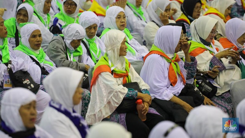 Ratusan calon jemaah Haji tiba di Embarkasi Asrama Haji Pondok Gede, Jakarta, Selasa (23/5/2023). Sebanyak 385 jemaah dan 8 petugas gelombang pertama ini akan diberangkatkan ke Arab Saudi pada Rabu (24/5). (CNBC Indonesia/Faisal Rahman)