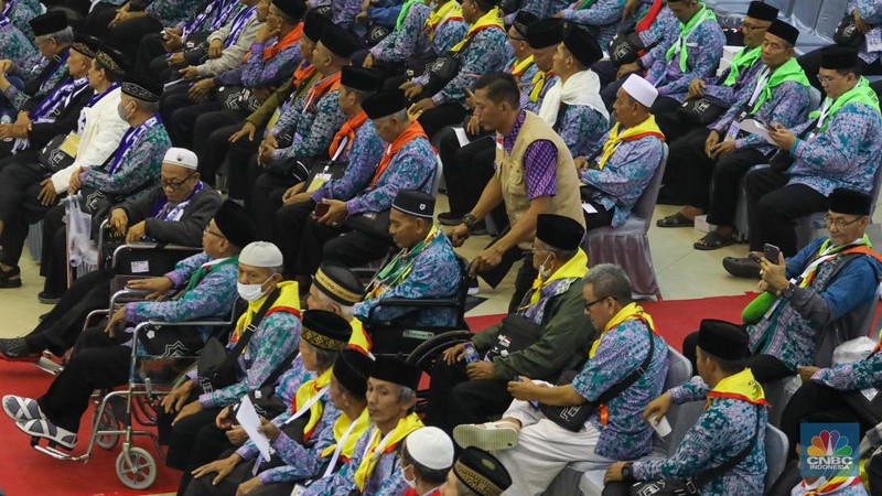 Ratusan calon jemaah Haji tiba di Embarkasi Asrama Haji Pondok Gede, Jakarta, Selasa (23/5/2023). Sebanyak 385 jemaah dan 8 petugas gelombang pertama ini akan diberangkatkan ke Arab Saudi pada Rabu (24/5). (CNBC Indonesia/Faisal Rahman)