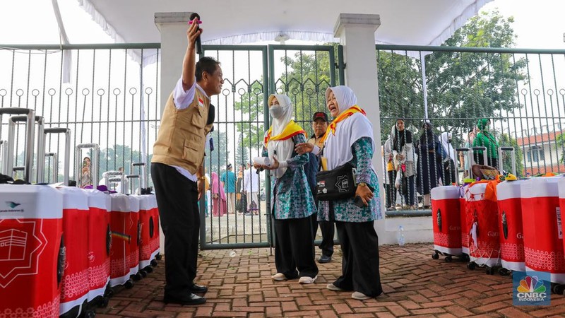 Ratusan calon jemaah Haji tiba di Embarkasi Asrama Haji Pondok Gede, Jakarta, Selasa (23/5/2023). Sebanyak 385 jemaah dan 8 petugas gelombang pertama ini akan diberangkatkan ke Arab Saudi pada Rabu (24/5). (CNBC Indonesia/Faisal Rahman)