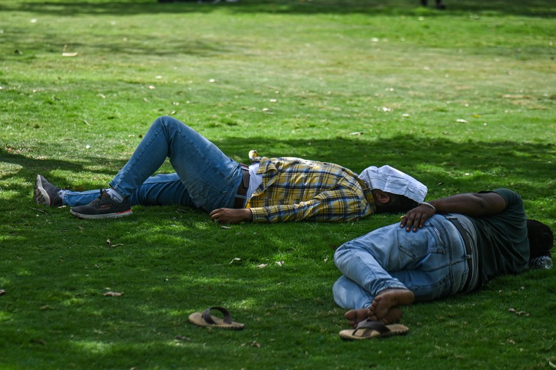 Orang-orang keluar di Gerbang India pada sore yang panas, pada 21 Mei 2023 di New Delhi, India. Orang-orang keluar di Gerbang India pada sore yang panas, pada 21 Mei 2023 di New Delhi, India. (Sanjeev Verma/Hindustan Times via Getty Images)
