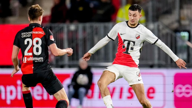 Stije Resink (kiri) Almere City FC, Ivar Jenner (kanan) Jong FC Utrecht selama pertandingan Keuken Kampioen Divisie antara Almere City FC dan Jong Utrecht di Stadion Yanmar pada 3 April 2023 di Almere, Belanda. (Getty Images/BSR Agency)