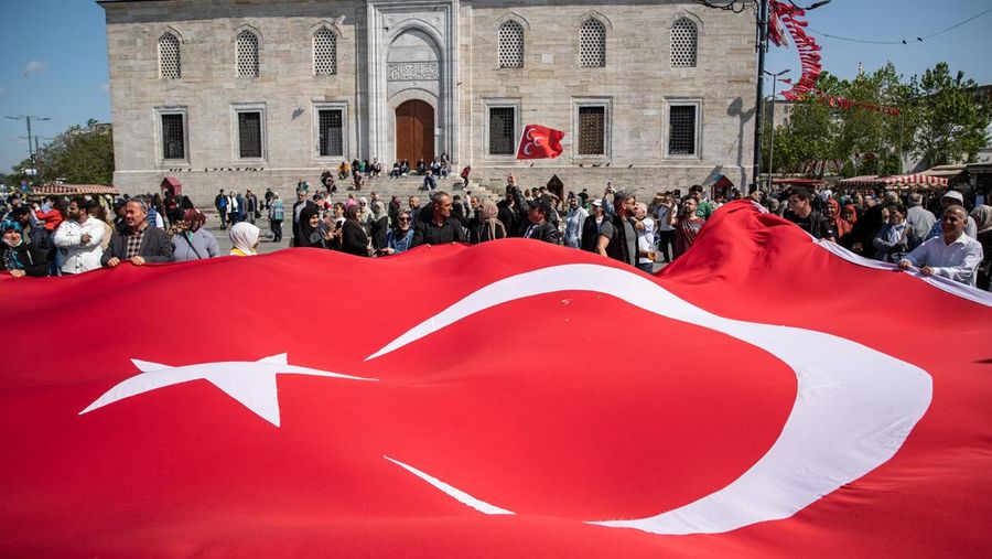 Warga berkumpul di depan Masjid Baru di Eminonu sambil mengibarkan bendera Turki untuk mendukung Presiden Republik Turki, Recep Tayyip Erdogan, yang merupakan kandidat pemilihan Presiden putaran kedua. (Onur Dogman/SOPA Images/LightRocket via Getty Images)