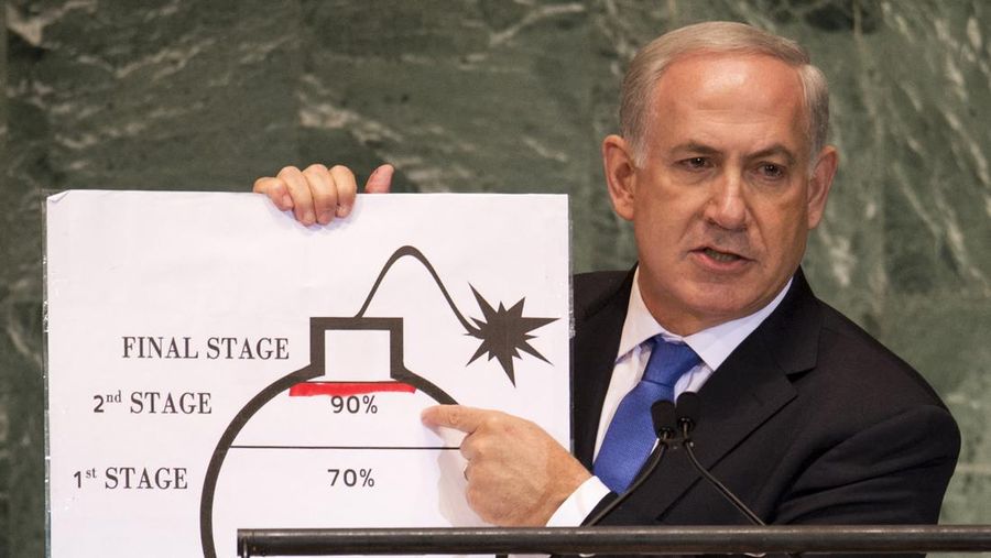 Benjamin Netanyahu, Perdana Menteri Israel, menggunakan diagram bom untuk menggambarkan program nuklir Iran. (AFP via Getty Images/DON EMMERT)