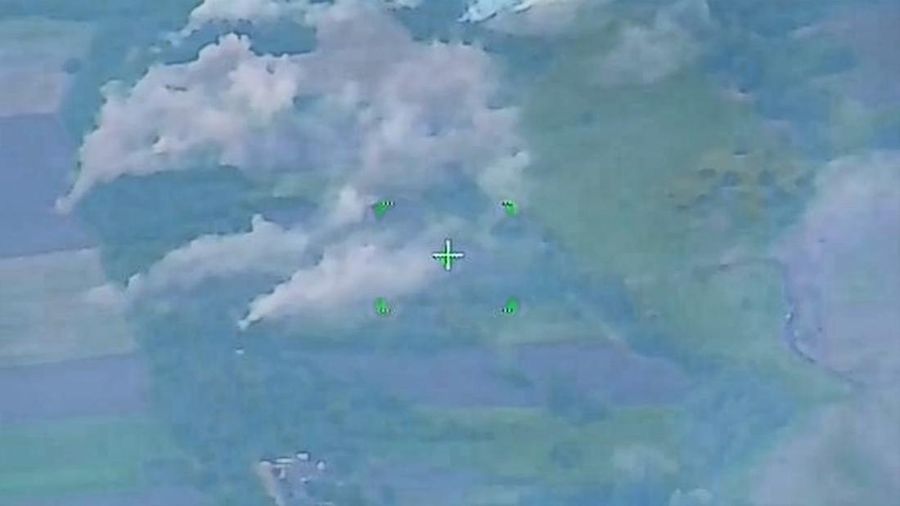 Foto udara menunjukkan asap membumbung tinggi setelah serangan Ukraina ke Rusia di wilayah Belgorod, 672 kilometer (km) dari Moskow. (via REUTERS/RUSSIAN DEFENCE MINISTRY)