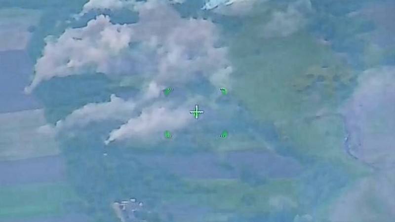 Foto udara menunjukkan asap membumbung tinggi setelah serangan Ukraina ke Rusia di wilayah Belgorod, 672 kilometer (km) dari Moskow. (via REUTERS/RUSSIAN DEFENCE MINISTRY)