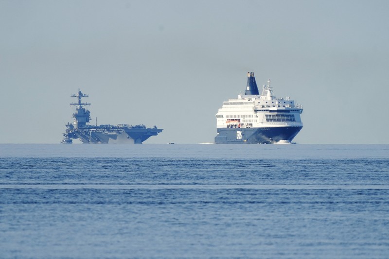 Foto yang diambil pada 24 Mei 2023 ini menunjukkan kapal induk AS USS Gerald R. Ford berlayar di dekat pulau Jeloya, di Moss, selatan Oslo. Kapal tersebut merupakan kapal perang terbesar di dunia dan akan berlabuh di Oslo selama empat hari. Kedutaan Besar Rusia di Norwegia pada Selasa, 23 Mei 2023 dengan tergesa-gesa mengkritik kunjungan kapal induk AS ke Oslo sebagai unjuk kekuatan yang 