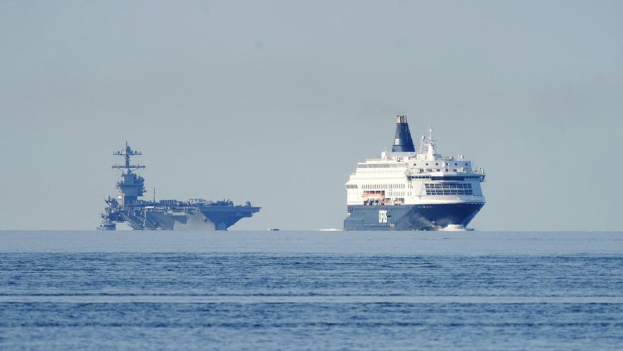 Foto yang diambil pada 24 Mei 2023 ini menunjukkan kapal induk AS USS Gerald R. Ford berlayar di dekat pulau Jeloya, di Moss, selatan Oslo. Kapal tersebut merupakan kapal perang terbesar di dunia dan akan berlabuh di Oslo selama empat hari. Kedutaan Besar Rusia di Norwegia pada Selasa, 23 Mei 2023 dengan tergesa-gesa mengkritik kunjungan kapal induk AS ke Oslo sebagai unjuk kekuatan yang 