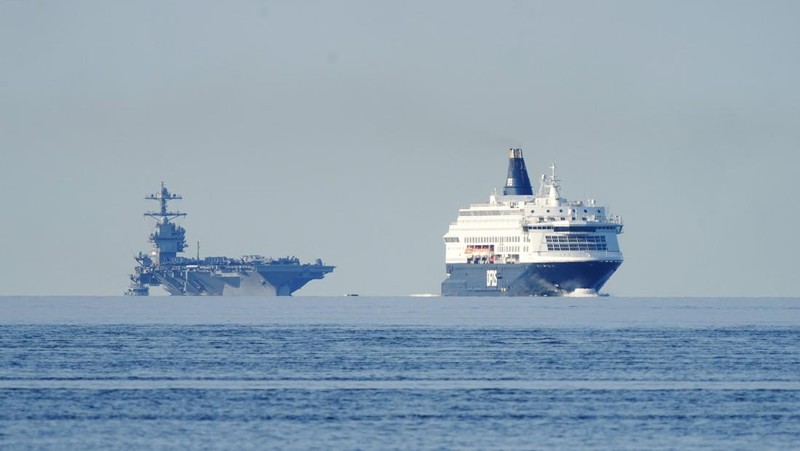 Foto yang diambil pada 24 Mei 2023 ini menunjukkan kapal induk AS USS Gerald R. Ford berlayar di dekat pulau Jeloya, di Moss, selatan Oslo. Kapal tersebut merupakan kapal perang terbesar di dunia dan akan berlabuh di Oslo selama empat hari. Kedutaan Besar Rusia di Norwegia pada Selasa, 23 Mei 2023 dengan tergesa-gesa mengkritik kunjungan kapal induk AS ke Oslo sebagai unjuk kekuatan yang 