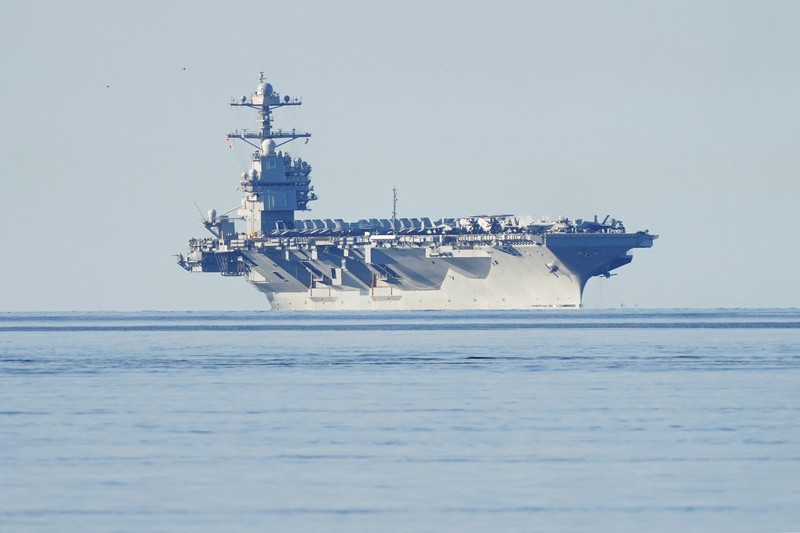 Foto yang diambil pada 24 Mei 2023 ini menunjukkan kapal induk AS USS Gerald R. Ford berlayar di dekat pulau Jeloya, di Moss, selatan Oslo. Kapal tersebut merupakan kapal perang terbesar di dunia dan akan berlabuh di Oslo selama empat hari. Kedutaan Besar Rusia di Norwegia pada Selasa, 23 Mei 2023 dengan tergesa-gesa mengkritik kunjungan kapal induk AS ke Oslo sebagai unjuk kekuatan yang 