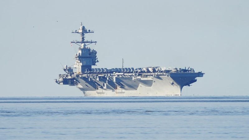 Foto yang diambil pada 24 Mei 2023 ini menunjukkan kapal induk AS USS Gerald R. Ford berlayar di dekat pulau Jeloya, di Moss, selatan Oslo. Kapal tersebut merupakan kapal perang terbesar di dunia dan akan berlabuh di Oslo selama empat hari. Kedutaan Besar Rusia di Norwegia pada Selasa, 23 Mei 2023 dengan tergesa-gesa mengkritik kunjungan kapal induk AS ke Oslo sebagai unjuk kekuatan yang 