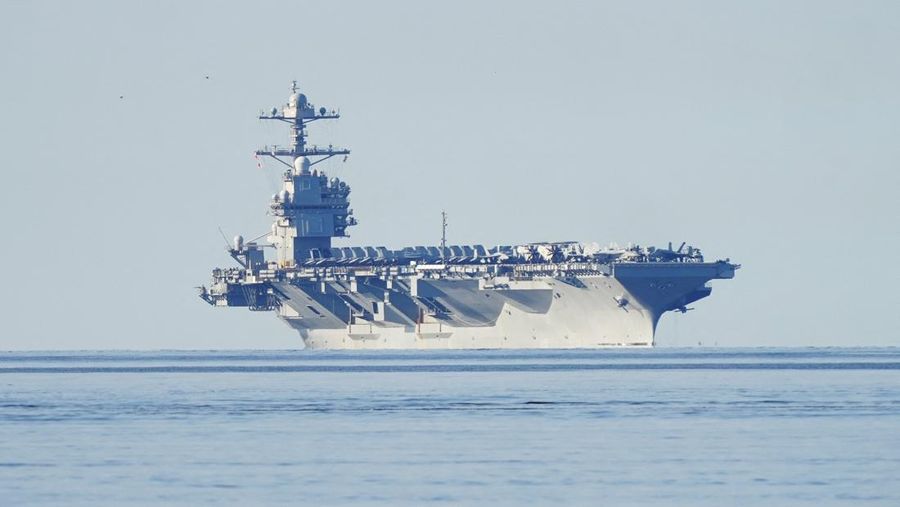 Foto yang diambil pada 24 Mei 2023 ini menunjukkan kapal induk AS USS Gerald R. Ford berlayar di dekat pulau Jeloya, di Moss, selatan Oslo. Kapal tersebut merupakan kapal perang terbesar di dunia dan akan berlabuh di Oslo selama empat hari. Kedutaan Besar Rusia di Norwegia pada Selasa, 23 Mei 2023 dengan tergesa-gesa mengkritik kunjungan kapal induk AS ke Oslo sebagai unjuk kekuatan yang