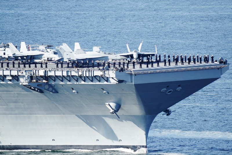 Foto yang diambil pada 24 Mei 2023 ini menunjukkan kapal induk AS USS Gerald R. Ford berlayar di dekat pulau Jeloya, di Moss, selatan Oslo. Kapal tersebut merupakan kapal perang terbesar di dunia dan akan berlabuh di Oslo selama empat hari. Kedutaan Besar Rusia di Norwegia pada Selasa, 23 Mei 2023 dengan tergesa-gesa mengkritik kunjungan kapal induk AS ke Oslo sebagai unjuk kekuatan yang 
