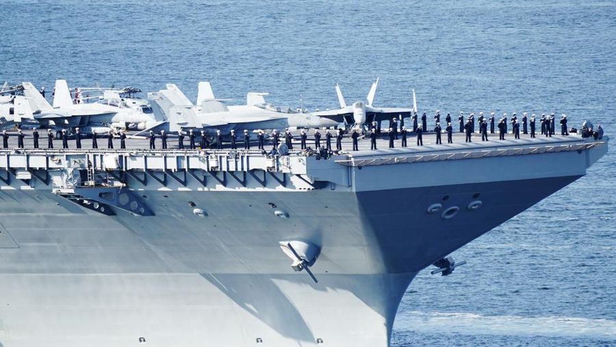 Foto yang diambil pada 24 Mei 2023 ini menunjukkan kapal induk AS USS Gerald R. Ford berlayar di dekat pulau Jeloya, di Moss, selatan Oslo. Kapal tersebut merupakan kapal perang terbesar di dunia dan akan berlabuh di Oslo selama empat hari. Kedutaan Besar Rusia di Norwegia pada Selasa, 23 Mei 2023 dengan tergesa-gesa mengkritik kunjungan kapal induk AS ke Oslo sebagai unjuk kekuatan yang 