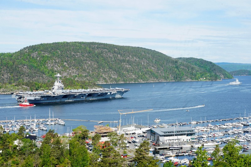 Foto yang diambil pada 24 Mei 2023 ini menunjukkan kapal induk AS USS Gerald R. Ford berlayar di dekat pulau Jeloya, di Moss, selatan Oslo. Kapal tersebut merupakan kapal perang terbesar di dunia dan akan berlabuh di Oslo selama empat hari. Kedutaan Besar Rusia di Norwegia pada Selasa, 23 Mei 2023 dengan tergesa-gesa mengkritik kunjungan kapal induk AS ke Oslo sebagai unjuk kekuatan yang 