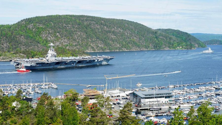 Foto yang diambil pada 24 Mei 2023 ini menunjukkan kapal induk AS USS Gerald R. Ford berlayar di dekat pulau Jeloya, di Moss, selatan Oslo. Kapal tersebut merupakan kapal perang terbesar di dunia dan akan berlabuh di Oslo selama empat hari. Kedutaan Besar Rusia di Norwegia pada Selasa, 23 Mei 2023 dengan tergesa-gesa mengkritik kunjungan kapal induk AS ke Oslo sebagai unjuk kekuatan yang 