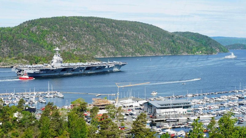 Foto yang diambil pada 24 Mei 2023 ini menunjukkan kapal induk AS USS Gerald R. Ford berlayar di dekat pulau Jeloya, di Moss, selatan Oslo. Kapal tersebut merupakan kapal perang terbesar di dunia dan akan berlabuh di Oslo selama empat hari. Kedutaan Besar Rusia di Norwegia pada Selasa, 23 Mei 2023 dengan tergesa-gesa mengkritik kunjungan kapal induk AS ke Oslo sebagai unjuk kekuatan yang 
