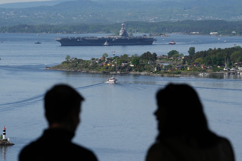 Foto yang diambil pada 24 Mei 2023 ini menunjukkan kapal induk AS USS Gerald R. Ford berlayar di dekat pulau Jeloya, di Moss, selatan Oslo. Kapal tersebut merupakan kapal perang terbesar di dunia dan akan berlabuh di Oslo selama empat hari. Kedutaan Besar Rusia di Norwegia pada Selasa, 23 Mei 2023 dengan tergesa-gesa mengkritik kunjungan kapal induk AS ke Oslo sebagai unjuk kekuatan yang 