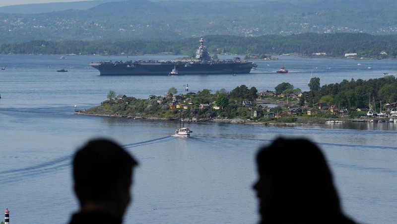 Foto yang diambil pada 24 Mei 2023 ini menunjukkan kapal induk AS USS Gerald R. Ford berlayar di dekat pulau Jeloya, di Moss, selatan Oslo. Kapal tersebut merupakan kapal perang terbesar di dunia dan akan berlabuh di Oslo selama empat hari. Kedutaan Besar Rusia di Norwegia pada Selasa, 23 Mei 2023 dengan tergesa-gesa mengkritik kunjungan kapal induk AS ke Oslo sebagai unjuk kekuatan yang 