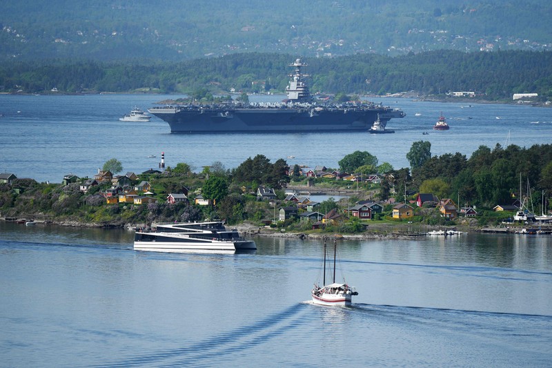 Foto yang diambil pada 24 Mei 2023 ini menunjukkan kapal induk AS USS Gerald R. Ford berlayar di dekat pulau Jeloya, di Moss, selatan Oslo. Kapal tersebut merupakan kapal perang terbesar di dunia dan akan berlabuh di Oslo selama empat hari. Kedutaan Besar Rusia di Norwegia pada Selasa, 23 Mei 2023 dengan tergesa-gesa mengkritik kunjungan kapal induk AS ke Oslo sebagai unjuk kekuatan yang 