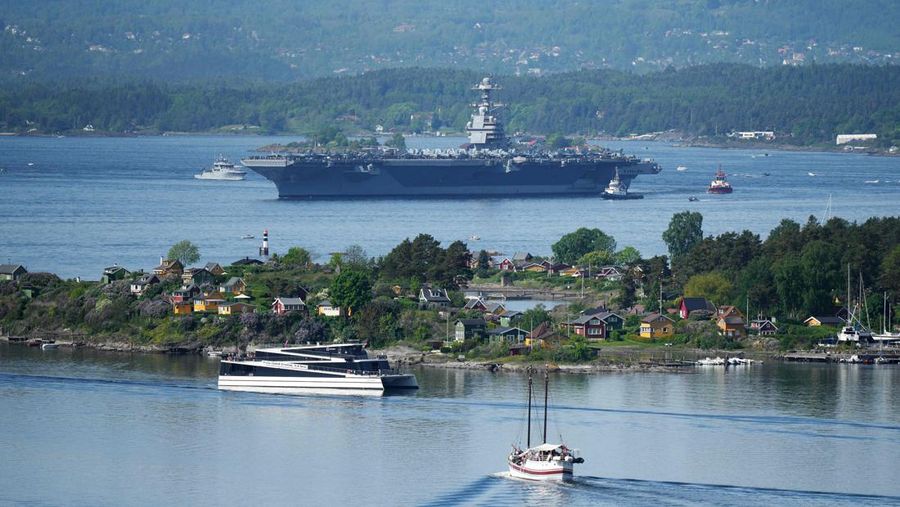 Foto yang diambil pada 24 Mei 2023 ini menunjukkan kapal induk AS USS Gerald R. Ford berlayar di dekat pulau Jeloya, di Moss, selatan Oslo. Kapal tersebut merupakan kapal perang terbesar di dunia dan akan berlabuh di Oslo selama empat hari. Kedutaan Besar Rusia di Norwegia pada Selasa, 23 Mei 2023 dengan tergesa-gesa mengkritik kunjungan kapal induk AS ke Oslo sebagai unjuk kekuatan yang 