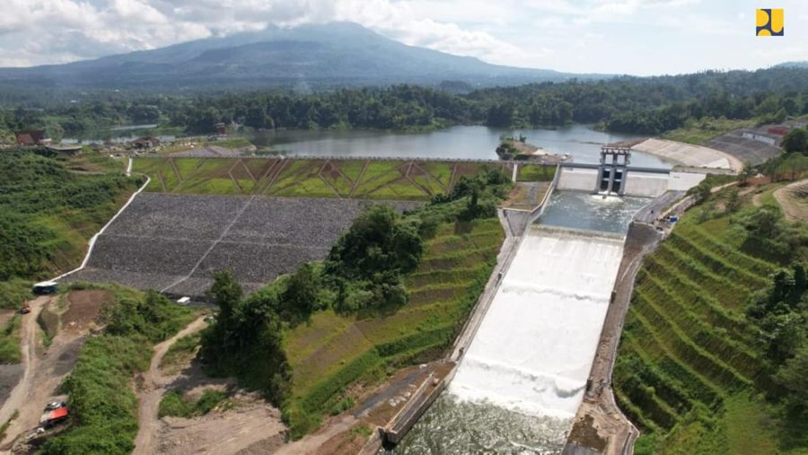 Kementerian Pekerjaan Umum dan Perumahan Rakyat (PUPR) terus melanjutkan penyelesaian pembangunan 61 bendungan pada 2015-2025 di berbagai wilayah Indonesia. (Dok. Kementerian PUPR)