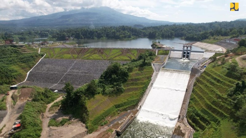 Kementerian Pekerjaan Umum dan Perumahan Rakyat (PUPR) terus melanjutkan penyelesaian pembangunan 61 bendungan pada 2015-2025 di berbagai wilayah Indonesia. (Dok. Kementerian PUPR)