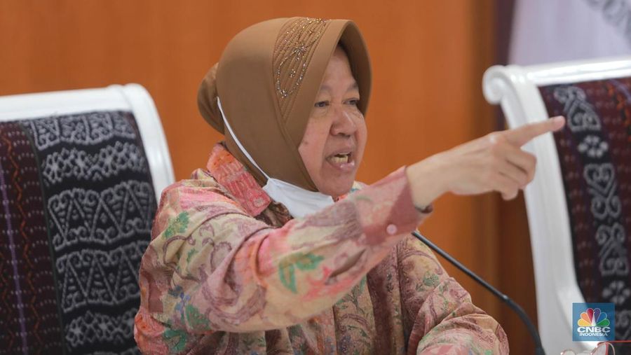 Menteri Sosial Tri Rismaharini saat memberi keterangan pers di Gedung Kementerian Sosial RI, Jakarta, Rabu, 24/5. Kementerian Sosial (Kemensos) membenarkan adanya penggeledahan di kantornya oleh Komisi Pemberantasan Korupsi (KPK). (վ/Muhammad Sabki)