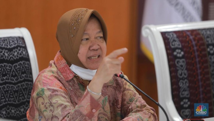 Menteri Sosial Tri Rismaharini saat memberi keterangan pers di Gedung Kementerian Sosial RI, Jakarta, Rabu, 24/5. Kementerian Sosial (Kemensos) membenarkan adanya penggeledahan di kantornya oleh Komisi Pemberantasan Korupsi (KPK). (CNBC Indonesia/Muhammad Sabki)