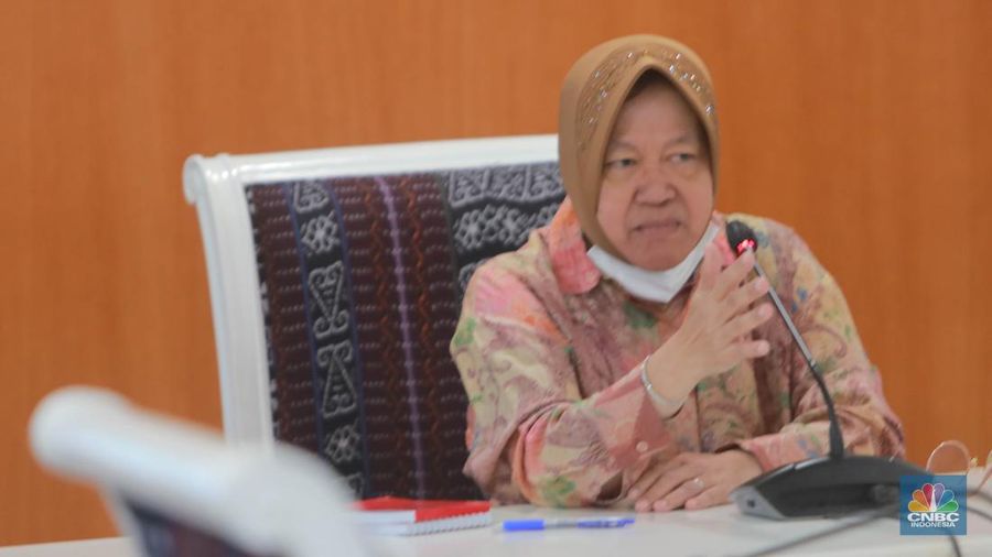 Menteri Sosial Tri Rismaharini saat memberi keterangan pers di Gedung Kementerian Sosial RI, Jakarta, Rabu, 24/5. Kementerian Sosial (Kemensos) membenarkan adanya penggeledahan di kantornya oleh Komisi Pemberantasan Korupsi (KPK). (CNBC Indonesia/Muhammad Sabki)