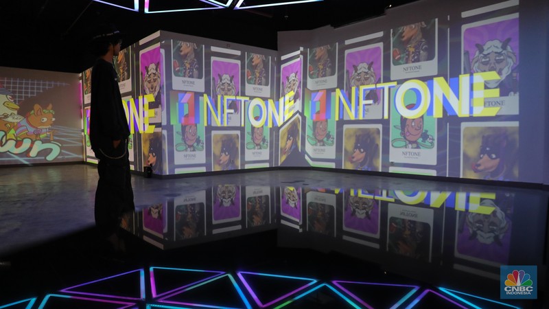 Pengunjung melihat karya Non-Fungible Token (NFT) yang dipamerkan di galeri fisik NFTOne, Jakarta, Rabu (24/5/2023). Pengunjung melihat karya Non-Fungible Token (NFT) yang dipamerkan di galeri fisik NFTOne, Jakarta, Rabu (24/5/2023). (CNBC Indonesia/Faisal Rahman)