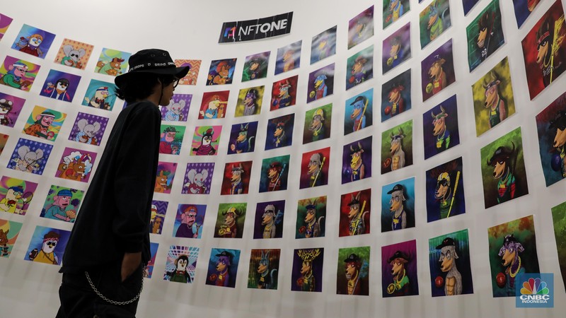 Pengunjung melihat karya Non-Fungible Token (NFT) yang dipamerkan di galeri fisik NFTOne, Jakarta, Rabu (24/5/2023). Pengunjung melihat karya Non-Fungible Token (NFT) yang dipamerkan di galeri fisik NFTOne, Jakarta, Rabu (24/5/2023). (CNBC Indonesia/Faisal Rahman)