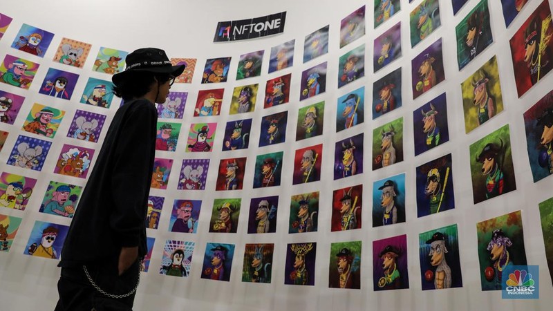 Pengunjung melihat karya Non-Fungible Token (NFT) yang dipamerkan di galeri fisik NFTOne, Jakarta, Rabu (24/5/2023). (CNBC Indonesia/Faisal Rahman)