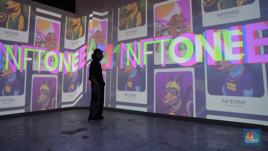 Pengunjung melihat karya Non-Fungible Token (NFT) yang dipamerkan di galeri fisik NFTOne, Jakarta, Rabu (24/5/2023). (CNBC Indonesia/Faisal Rahman)